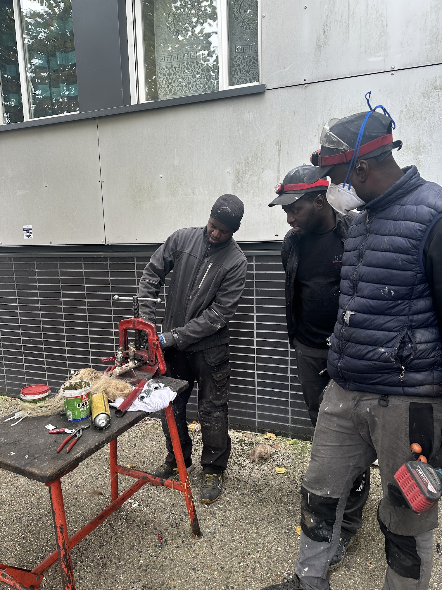 Les équipes STET en préparation de réseaux sur chantier