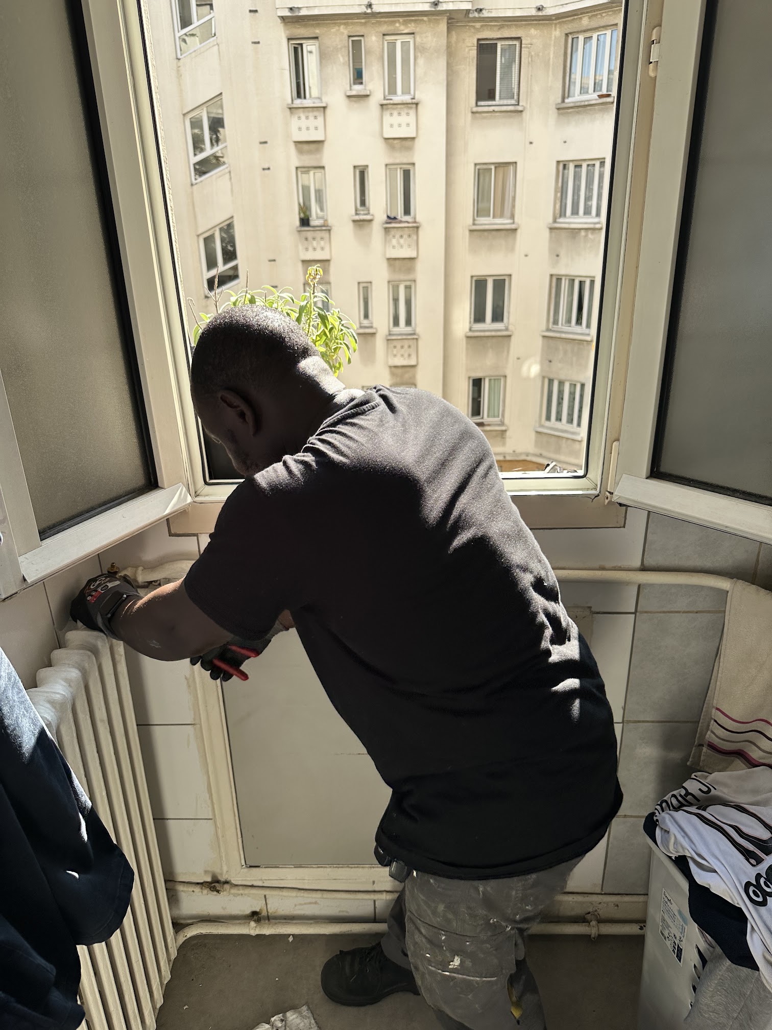 Technicien STET intervenant sur une installation de chauffage